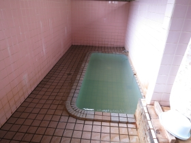 熱塩温泉の浴槽